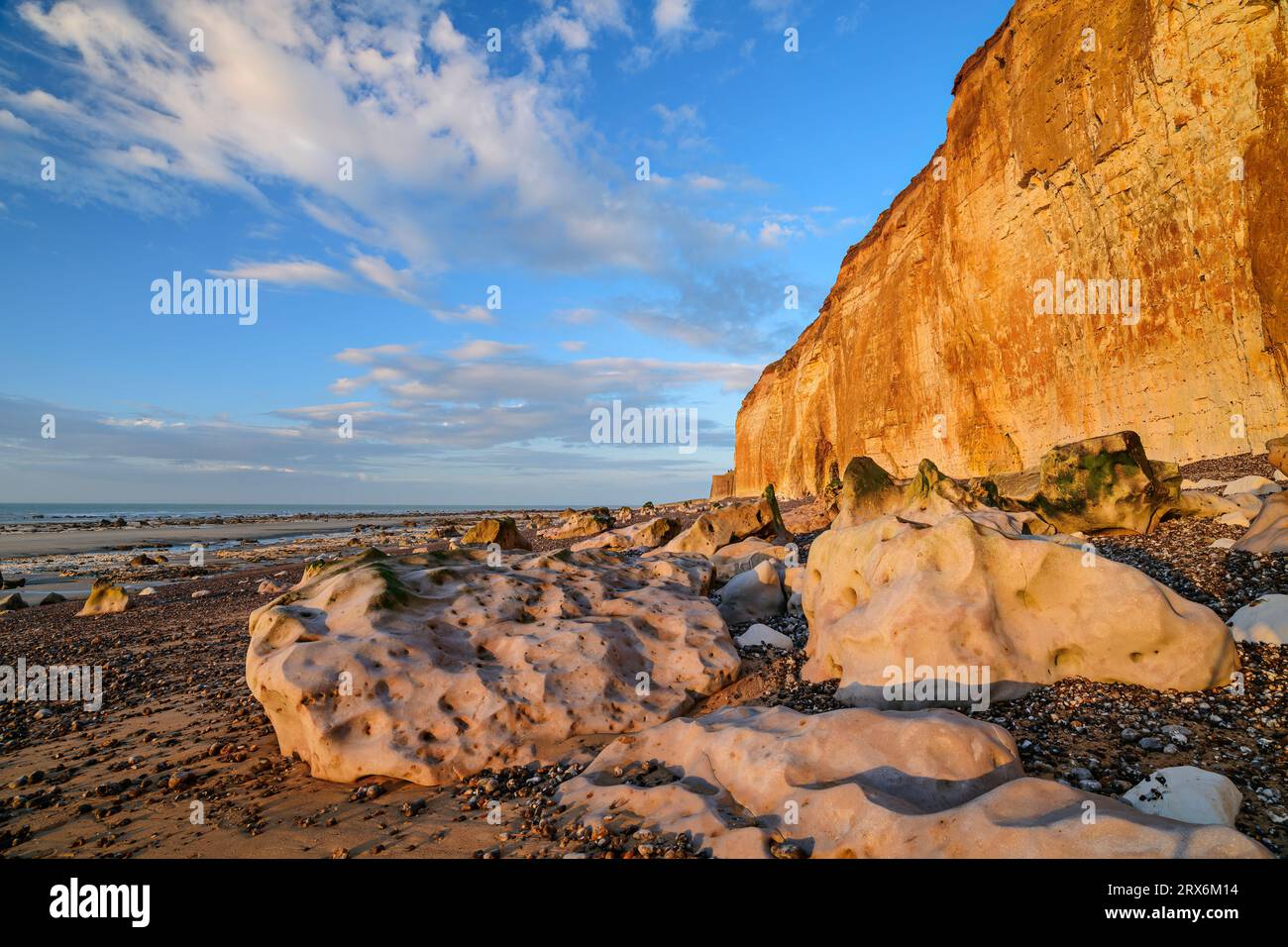 Falaises de craie avec des rochers sous un ciel nuageux Banque D'Images