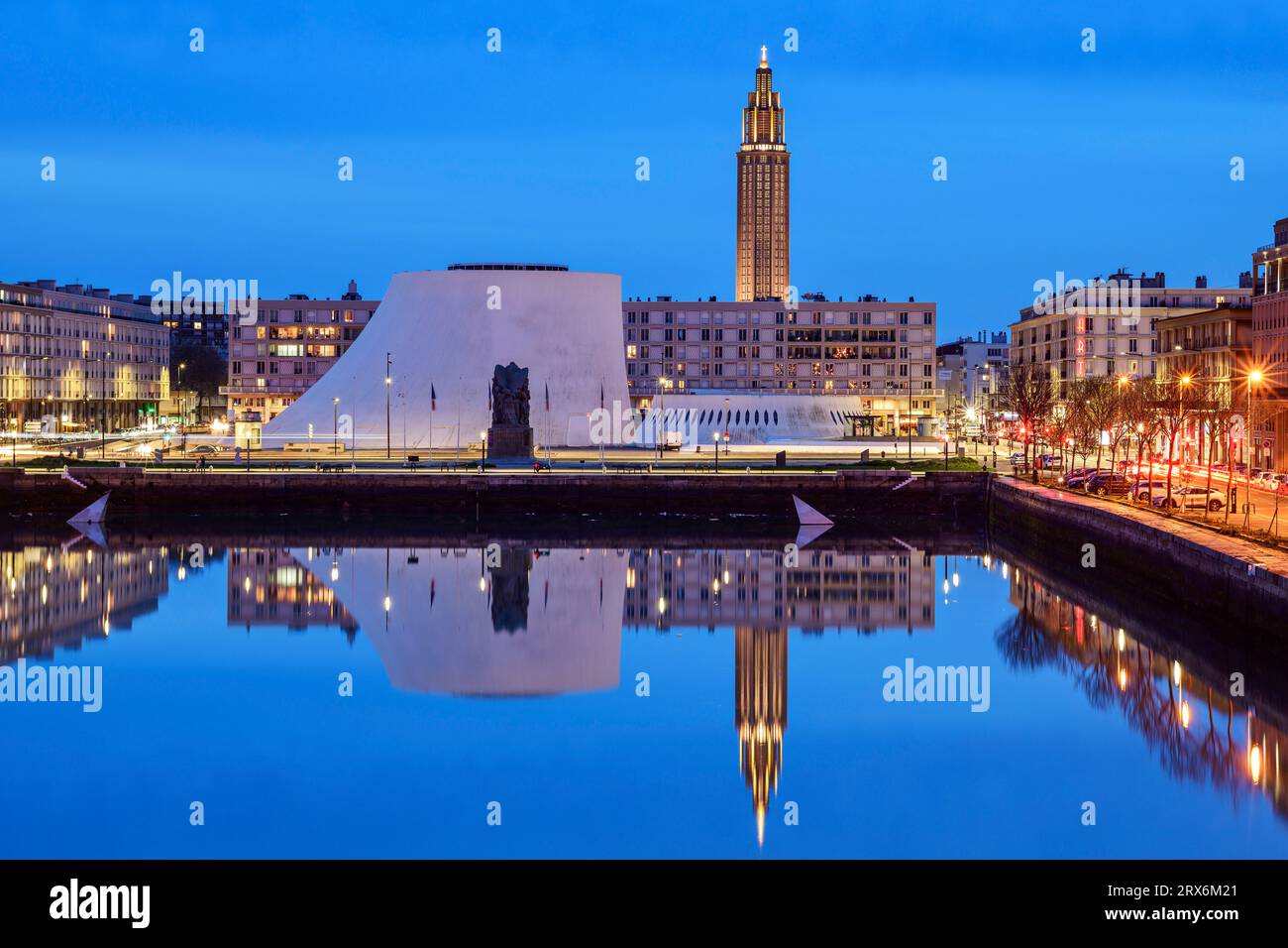 Ville avec salle de concert le Havre près de la mer la nuit Banque D'Images