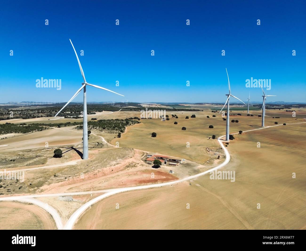 Espagne, région de Murcie, vue aérienne de la route de campagne s'étendant devant le parc éolien Banque D'Images