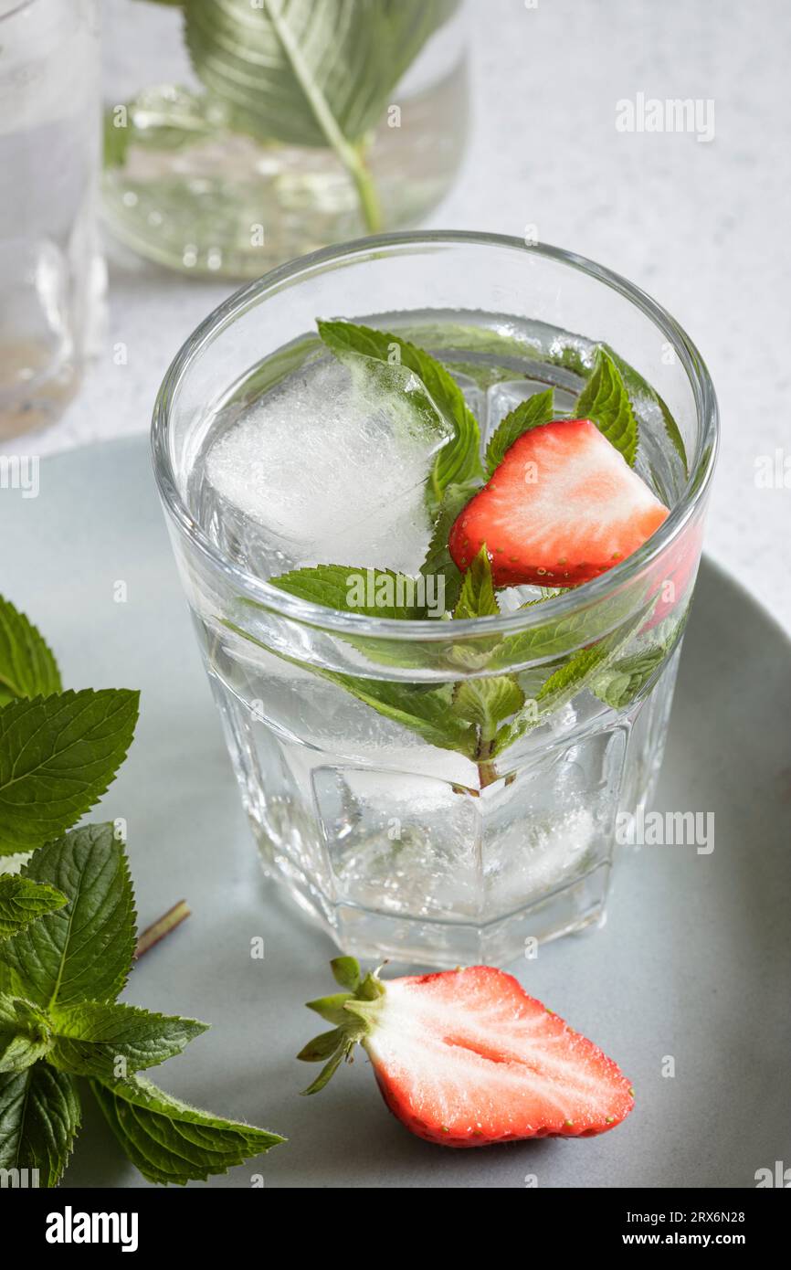 Studio shot d'un verre d'eau infusée avec menthe et fraises Banque D'Images