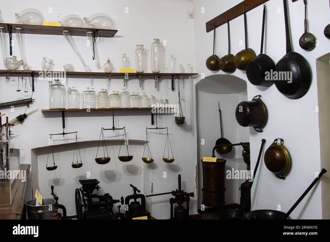 De vieux instruments pharmaceutiques sont sortis au Musée de la pharmacie à Sibiu, Roumanie Banque D'Images