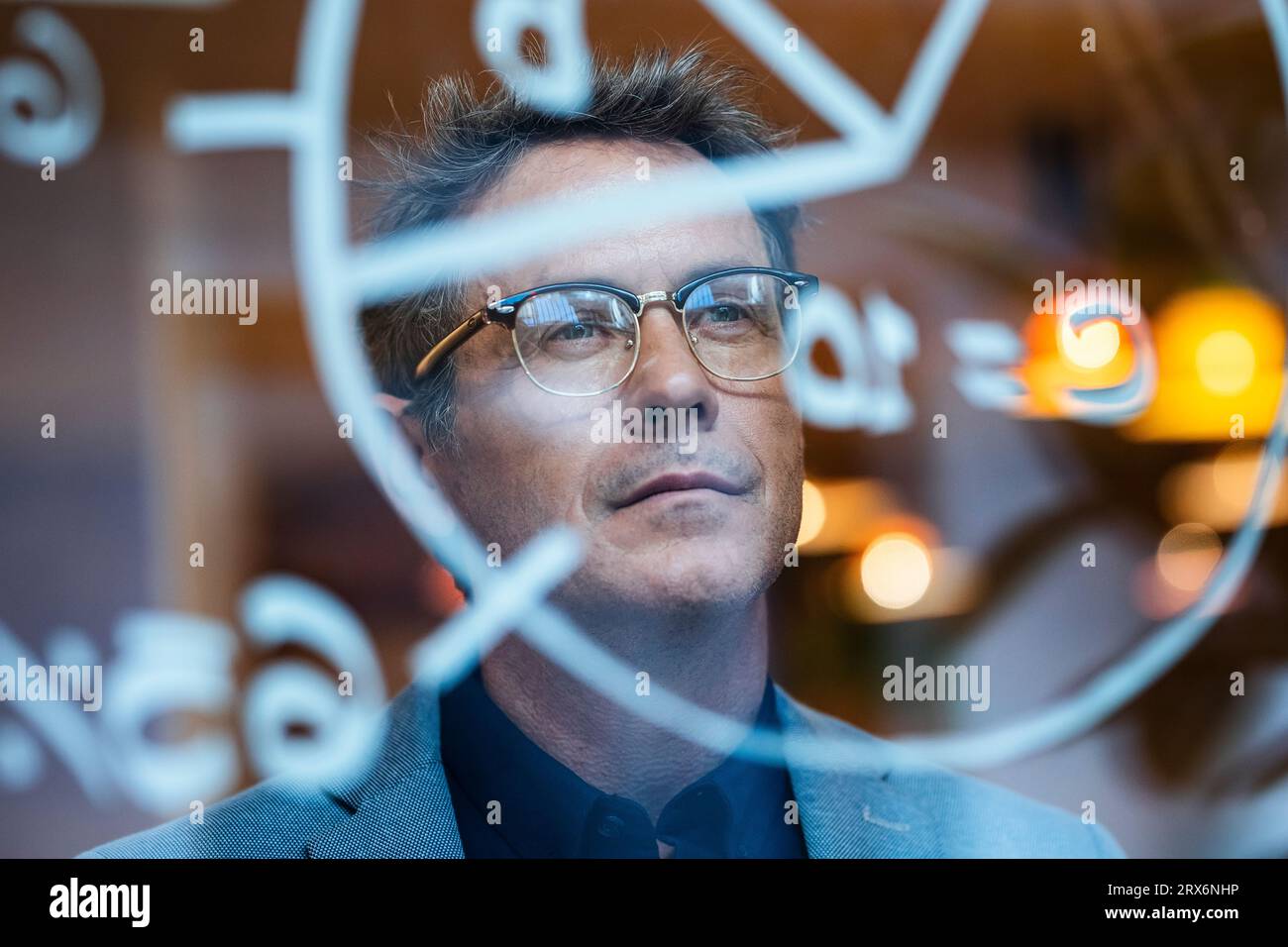 Stratégie de planification d'homme d'affaires mature souriante vue à travers le verre dans le bureau Banque D'Images
