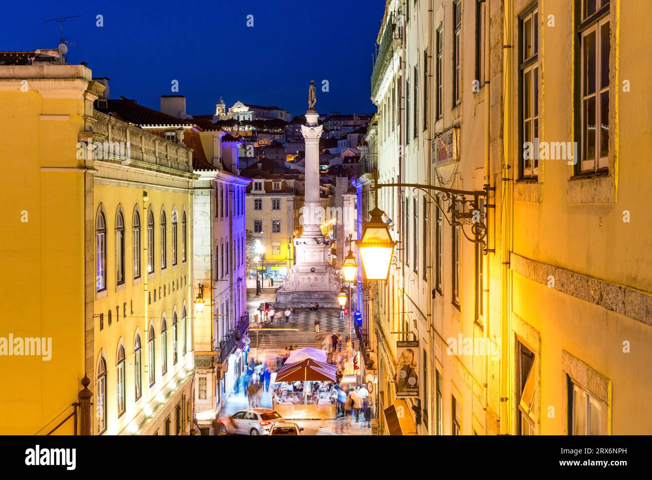 Portugal, quartier de Lisbonne, Lisbonne, place Rossio illuminée au crépuscule Banque D'Images