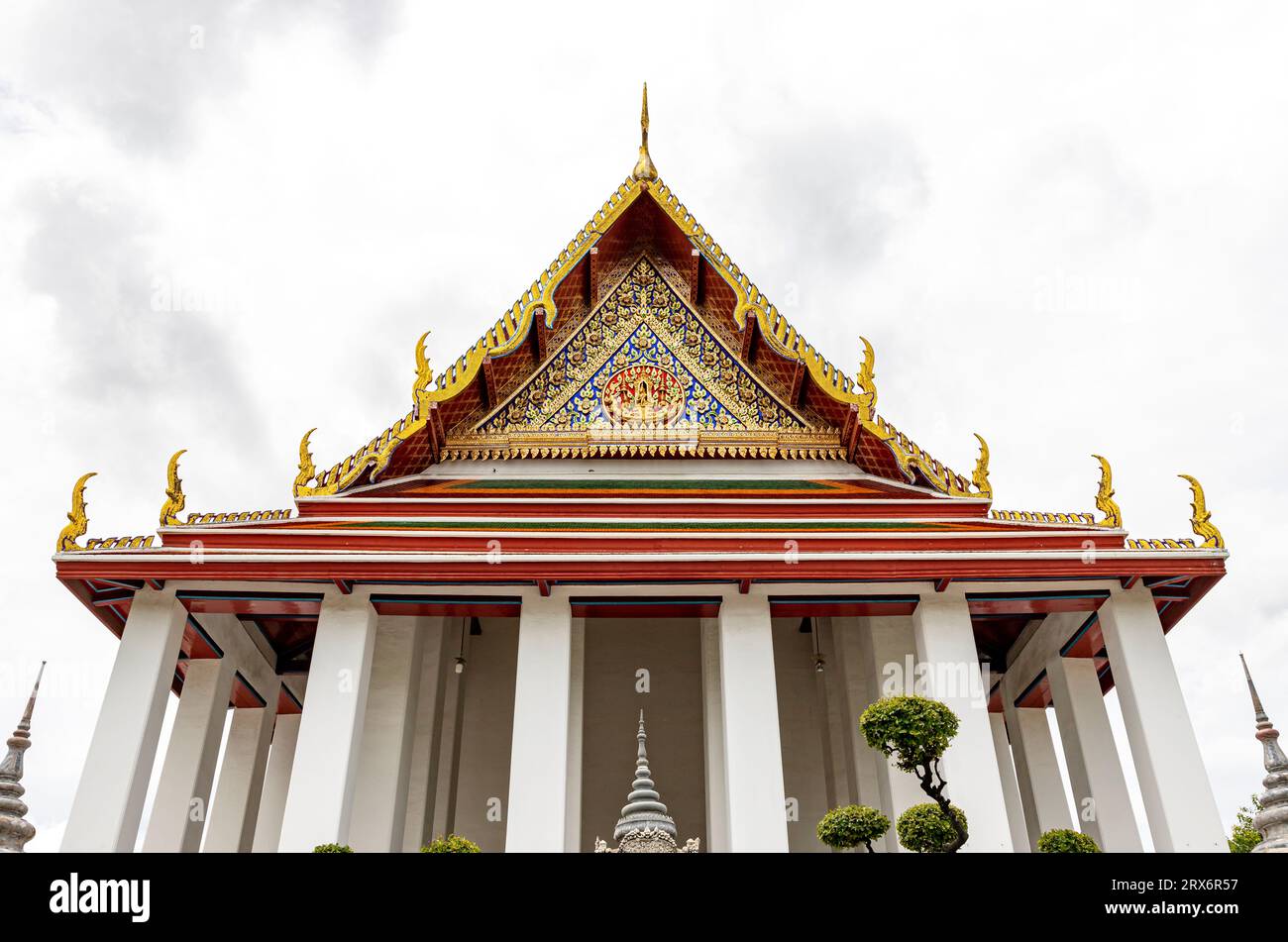 Bangkok, Thaïlande - 12 septembre 2023 : Wat Suthat Thepwararam Ratchawora Mahawihan Construit sous le règne du roi Rama Ier en 1807, ce temple est d'histori Banque D'Images