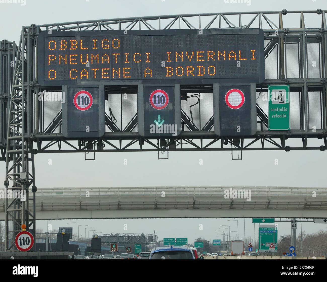 Signal italien sur l'autoroute qui signifie obligation d'équipement d'hiver ou chaînes de pneu Banque D'Images