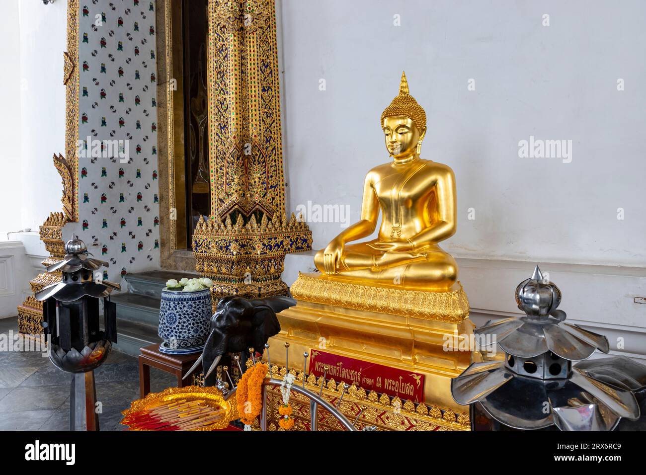 Bangkok, Thaïlande - 12 septembre 2023 : Wat Suthat Thepwararam Ratchawora Mahawihan Construit sous le règne du roi Rama Ier en 1807, ce temple est d'histori Banque D'Images