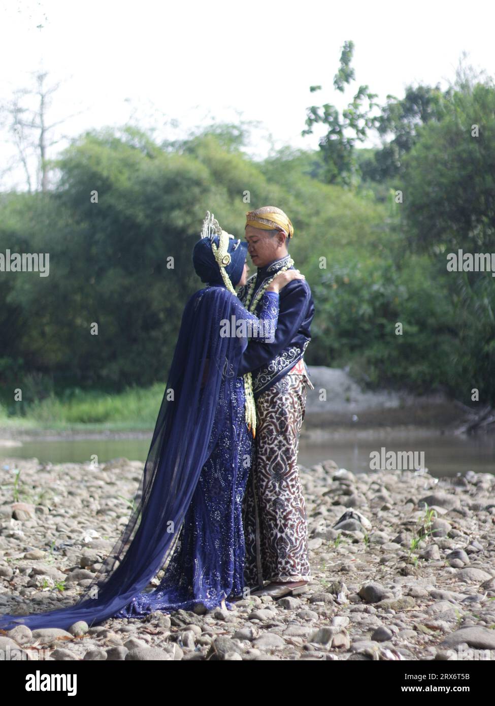 Photos de mariage avec les coutumes javanaises modernes Banque D'Images