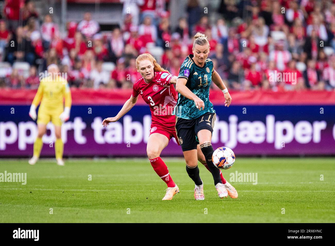 Viborg, Danemark. 22 septembre 2023. Alexandra Popp (11 ans) d'Allemagne et Stine Ballisager (3 ans) du Danemark vus lors du match de l'UEFA Nations League entre le Danemark et l'Allemagne à l'Energi Viborg Arena de Viborg. (Crédit photo : Gonzales photo/Alamy Live News Banque D'Images