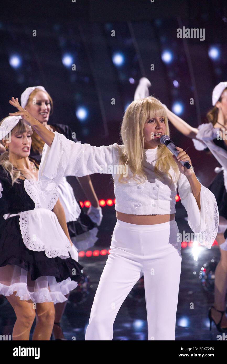 Rome, Rai ex chers studios, émission de télévision 'Tale e Quale Show'. Sur la photo : Maria Teresa Ruta imite Sylvie Vartan Banque D'Images