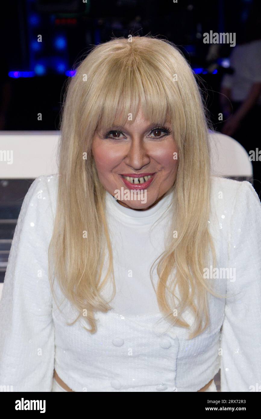 Rome, Rai ex chers studios, émission de télévision 'Tale e Quale Show'. Sur la photo : Maria Teresa Ruta imite Sylvie Vartan Banque D'Images