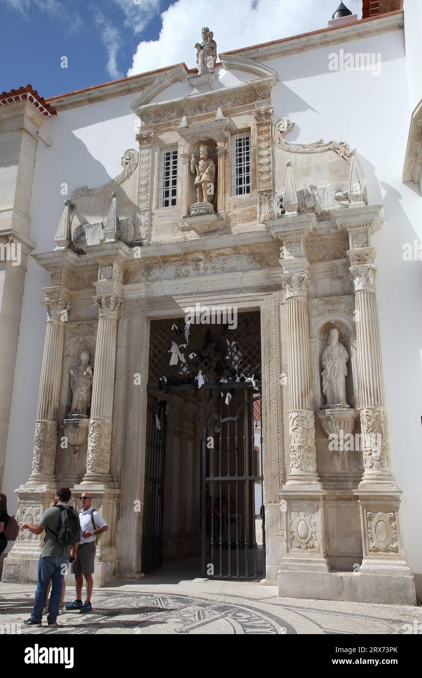 Construites en 1634, les lourdes portes en fer sont flanquées de figures représentant le canon, le droit civil, la médecine et les lettres à l'Université de Coimbra au Portugal Banque D'Images