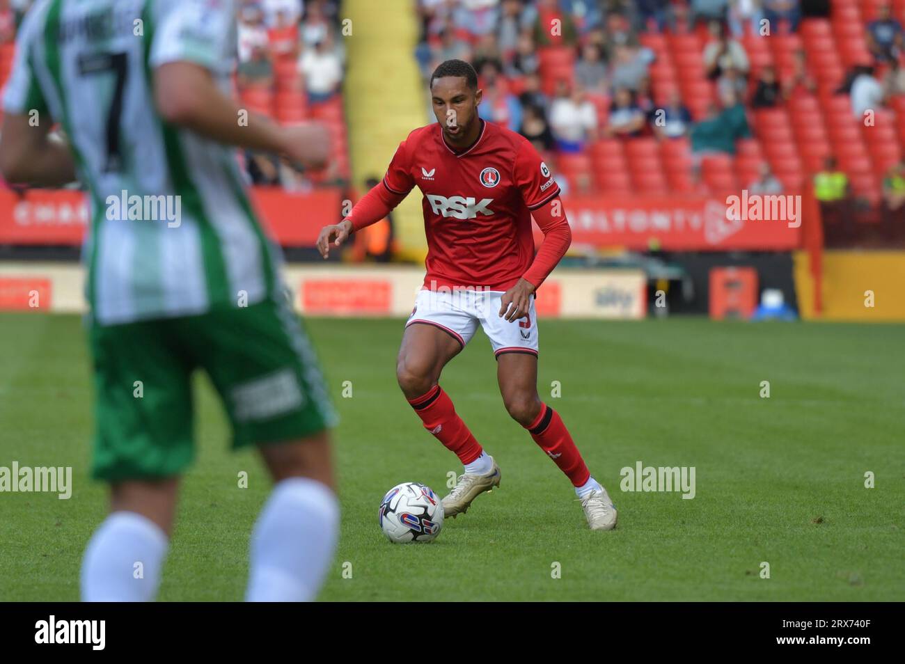 Londres, Angleterre. 23 septembre 2023. Terell Thomas de Charlton Athletic lors du match Sky Bet EFL League One à la Valley contre Wycombe Wanderers. Kyle Andrews/Alamy Live News Banque D'Images