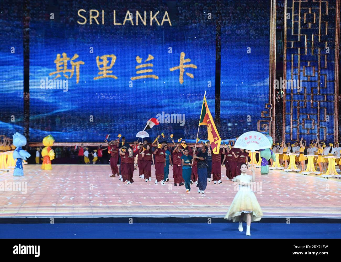 Hangzhou, province chinoise du Zhejiang. 23 septembre 2023. La délégation du Sri Lanka parade dans le stade du Centre sportif olympique de Hangzhou lors de la cérémonie d'ouverture des 19e Jeux asiatiques à Hangzhou, dans la province du Zhejiang, dans l'est de la Chine, le 23 septembre 2023. Crédit : Huang Zongzhi/Xinhua/Alamy Live News Banque D'Images