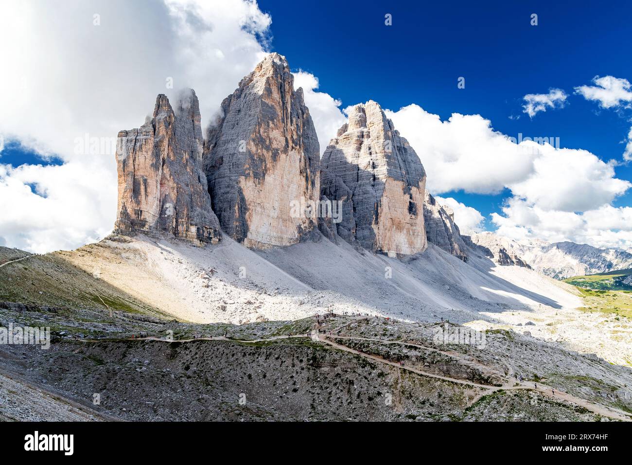 Trois célèbres sommets distinctifs du Drei Zinnen (Tre cime di Lavaredo) dans les Alpes Dolomites en Italie Banque D'Images