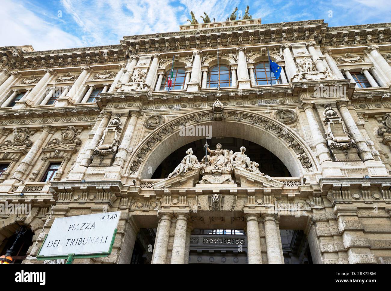 Vue sur le bâtiment de la Cour suprême dans le centre-ville de Rome Banque D'Images