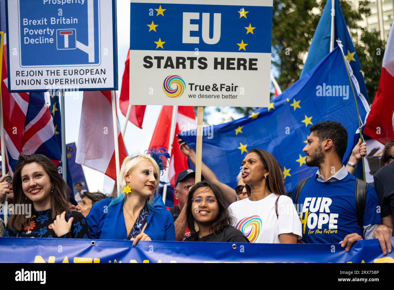 Londres, Royaume-Uni. 23 septembre 2023. Des partisans de l'UE, dont (2R) Gina Miller, participent à la deuxième marche nationale de retour de Park Lane à un rassemblement sur la place du Parlement. L’événement vise à encourager les gens à se réunir pour exprimer leur soutien à la réintégration du Royaume-Uni dans l’Union européenne et affirmer que le Brexit a eu un impact négatif sur l’économie et a contribué à la crise actuelle du coût de la vie. Crédit : Stephen Chung / Alamy Live News Banque D'Images