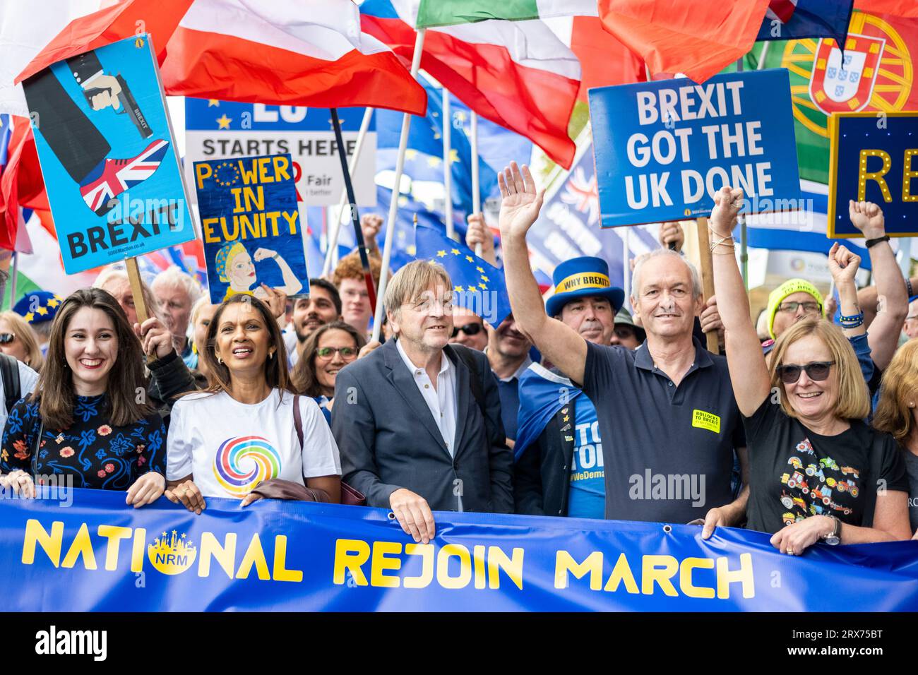 Londres, Royaume-Uni. 23 septembre 2023. Les partisans de l'UE, dont (2L) Gina Miller et (C) l'eurodéputé Guy Verhofstadt, participent à la deuxième marche nationale de retour de Park Lane à un rassemblement sur la place du Parlement. L’événement vise à encourager les gens à se réunir pour exprimer leur soutien à la réintégration du Royaume-Uni dans l’Union européenne et affirmer que le Brexit a eu un impact négatif sur l’économie et a contribué à la crise actuelle du coût de la vie. Crédit : Stephen Chung / Alamy Live News Banque D'Images