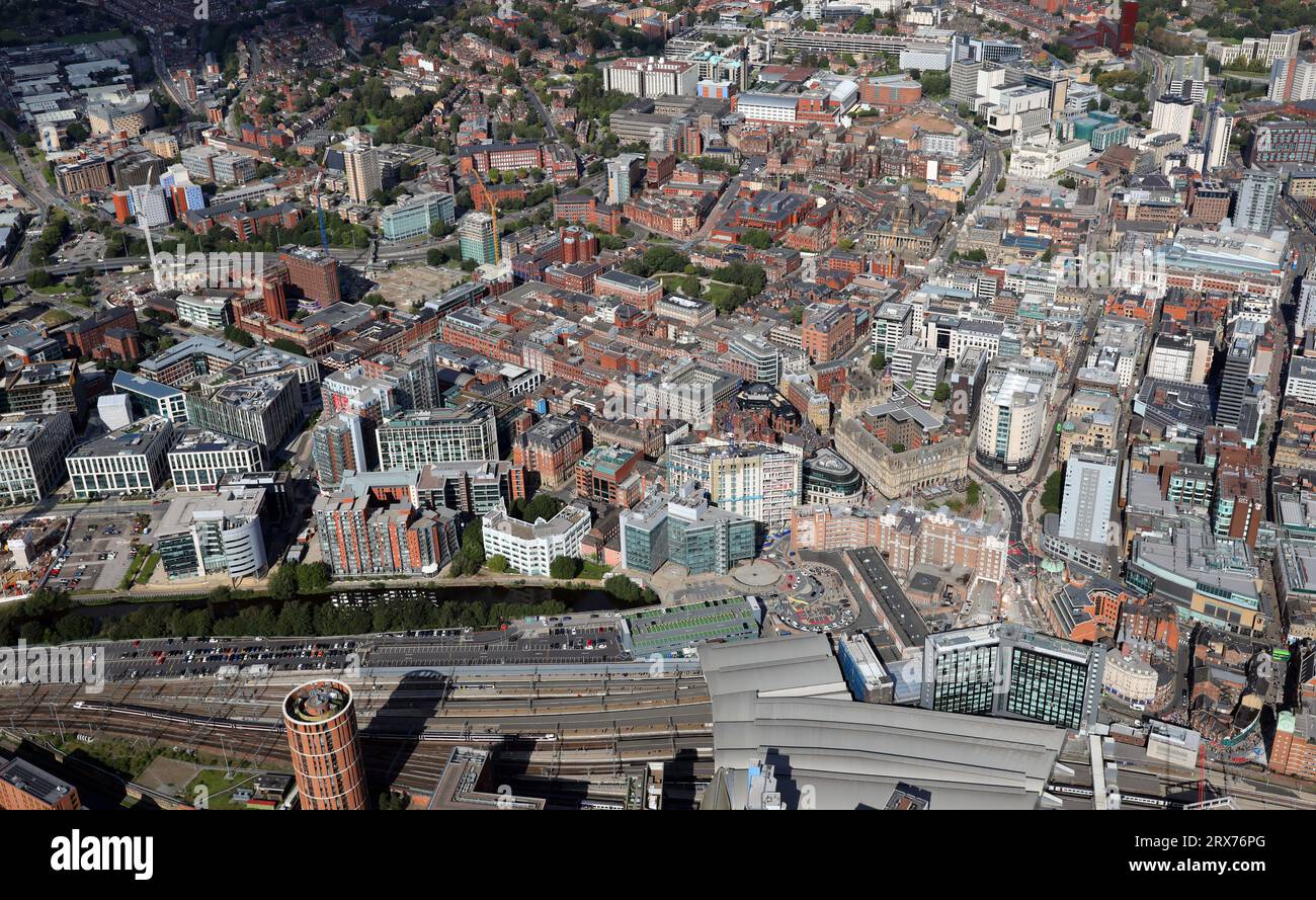 Vue aérienne du centre-ville de Leeds en regardant vers le nord depuis la gare, en arrière-plan se trouvent l'hôtel de ville et l'infirmerie générale de Leeds Banque D'Images