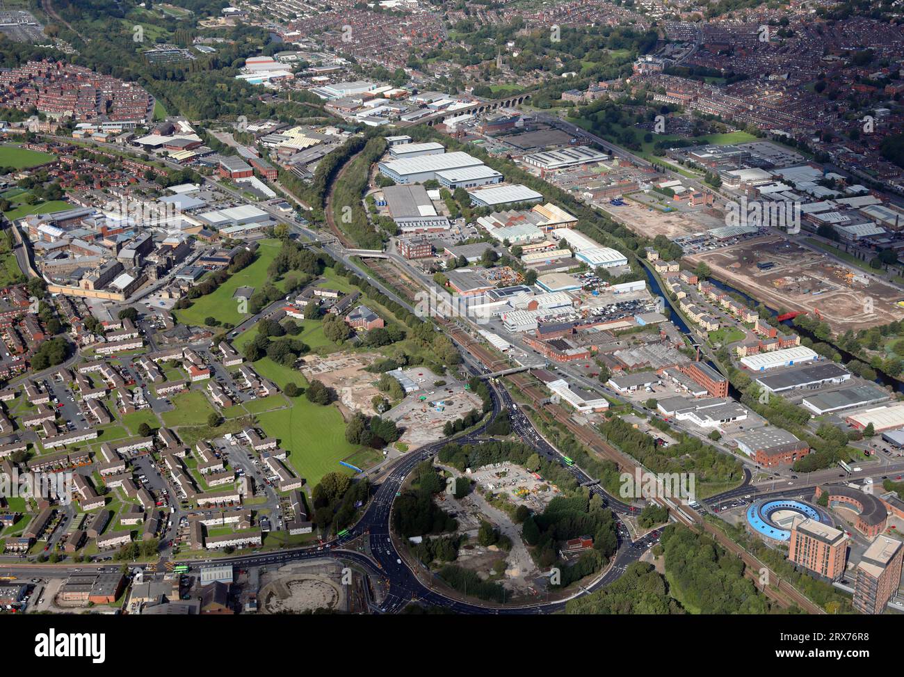 Vue aérienne regardant Armley Road et Canal Street à Leeds. Le rond-point Armley Gyratory Road se trouve au premier plan. Banque D'Images