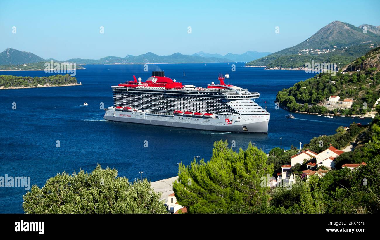 Bateau de croisière dans le port de Dubrovinik, Croatie Banque D'Images