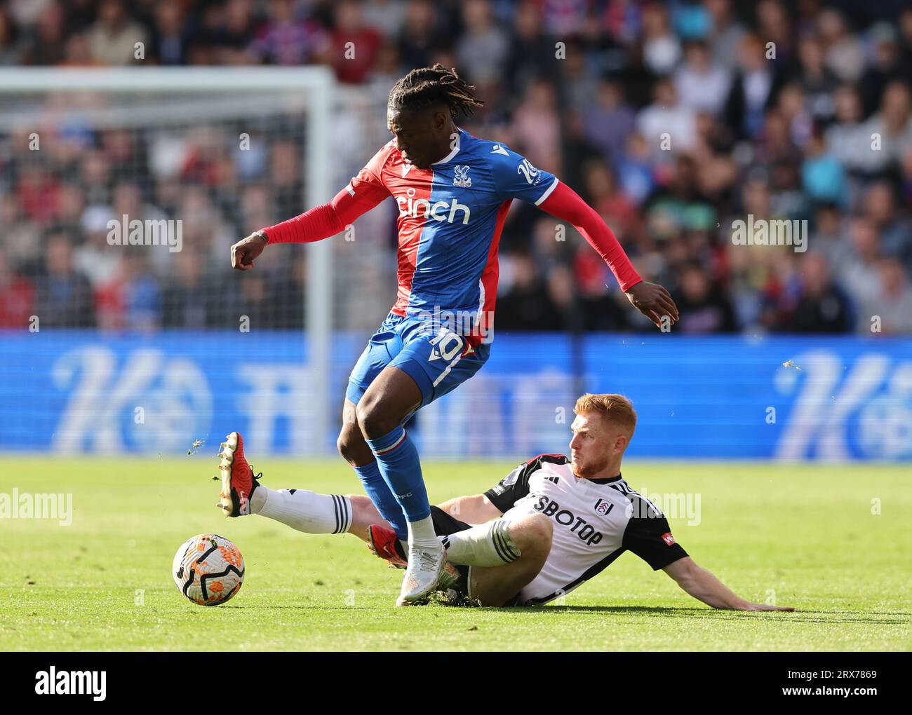 Londres, Royaume-Uni. 23 septembre 2023. Harrison Reed de Fulham affronte Eberechi Eze de Crystal Palace lors du match de Premier League à Selhurst Park, Londres. Le crédit photo devrait se lire : David Klein/Sportimage crédit : Sportimage Ltd/Alamy Live News Banque D'Images