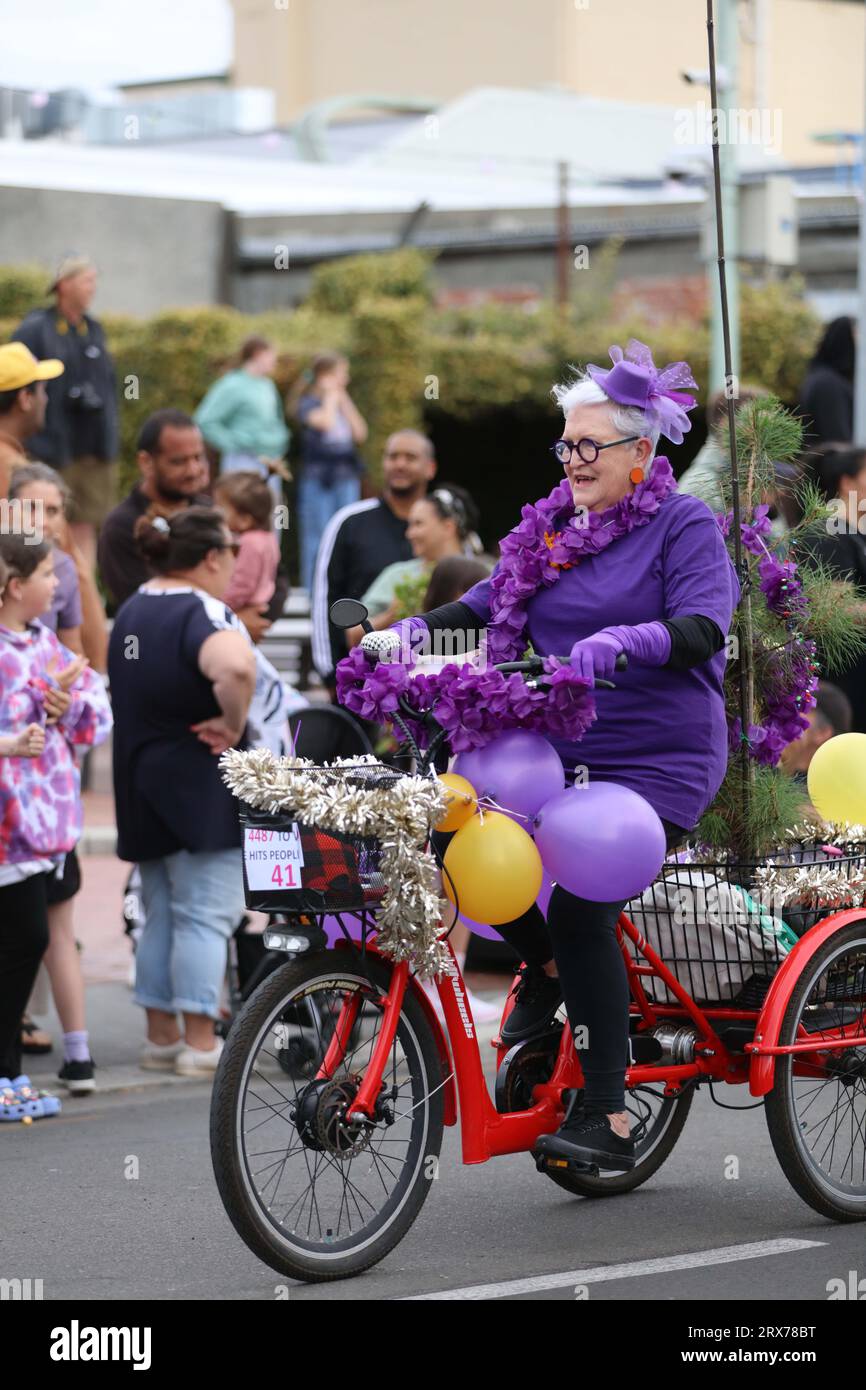 (230923) -- HASTINGS, 23 septembre 2023 (Xinhua) -- cette photo prise le 23 septembre 2023 montre le défilé Hastings Blossom à Hastings, en Nouvelle-Zélande. Des dizaines de milliers de personnes se sont alignées dans les rues du centre-ville de Hastings en Nouvelle-Zélande pour voir les chars colorés et les spectacles étonnants pour la Hastings Blossom Parade samedi. Au total, 71 magnifiques entrées se sont frayées un chemin dans les rues principales de la ville, attirant une foule de plus de 25 000 000 spectateurs. L'un des chars a été nommé d'après Nihao Chine, qui promeut le tourisme chinois et a remporté le meilleur char de Hastings Blossom Parade 2023, Banque D'Images