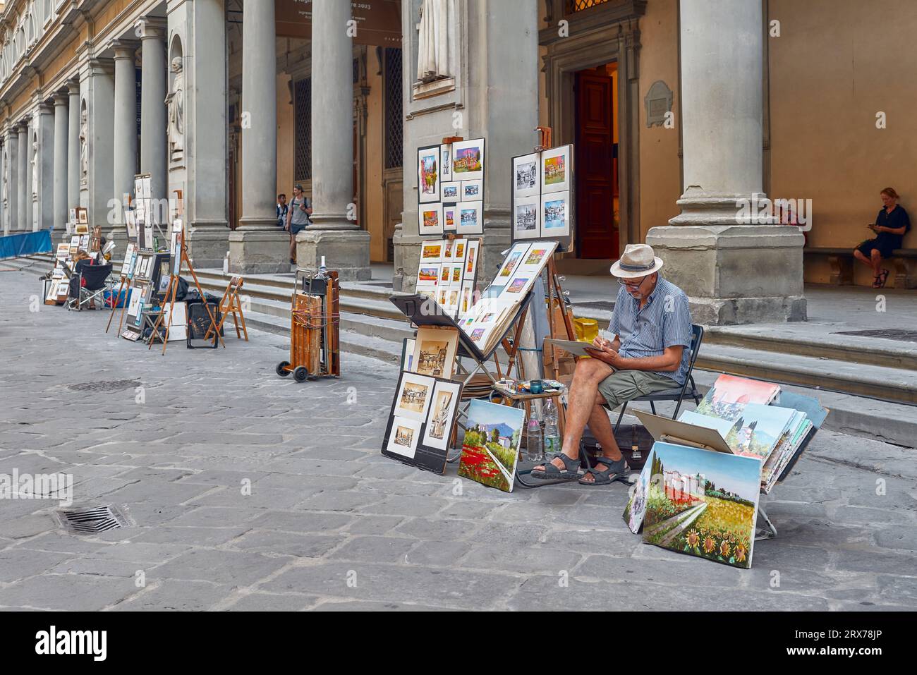 Florence, Italie - 15 juillet 2023 : des peintres artistes près de la Galerie des Offices peignent des portraits et des paysages Banque D'Images