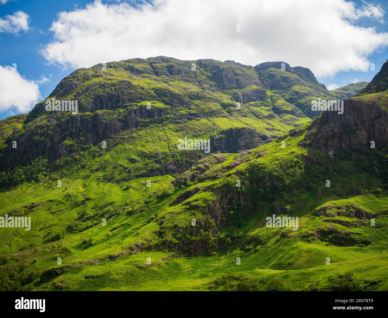 La vue sur les collines spectaculaires du sud de Glen COE depuis le point de vue des trois Sœurs Banque D'Images