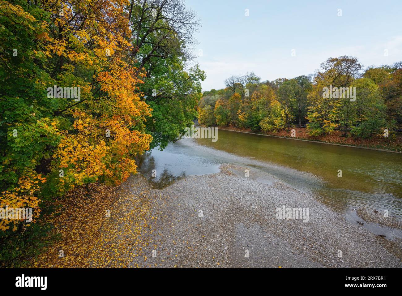 Rivière Isar pendant la saison d'automne - Munich, Bavière, Allemagne Banque D'Images