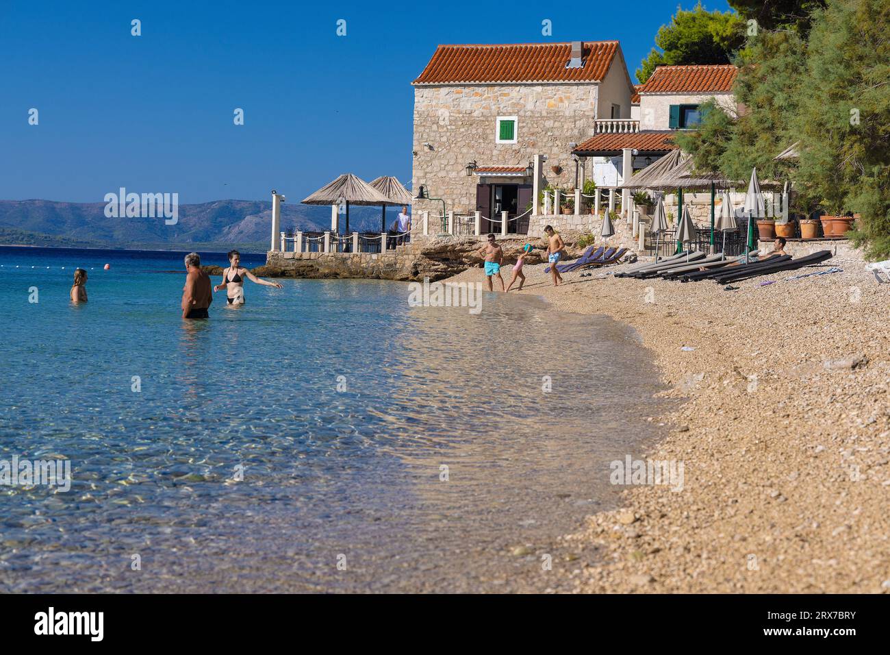 Plage de Kotlina près d'une vieille maison dans la ville de bol sur l'île de Brac, Croatie Banque D'Images
