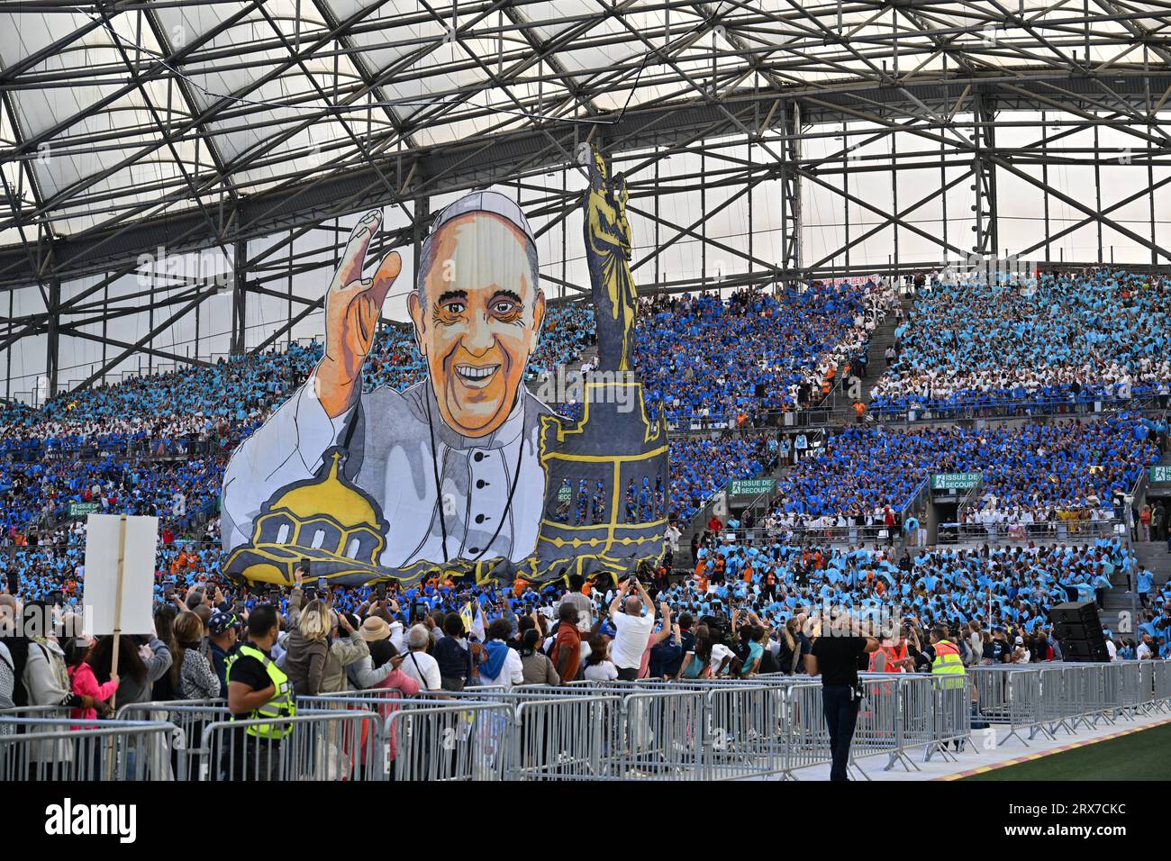 Marseille, France. 23 septembre 2023. Les supporters du club de football Olympique de Marseille brandissent une énorme bannière du pape François alors qu’il arrive pour célébrer la messe au stade Vélodrome, dans la ville portuaire sud de Marseille, le 23 septembre 2023. Photo de Philippe Magoni/Pool/ABACAPRESS.COM crédit : Abaca Press/Alamy Live News Banque D'Images