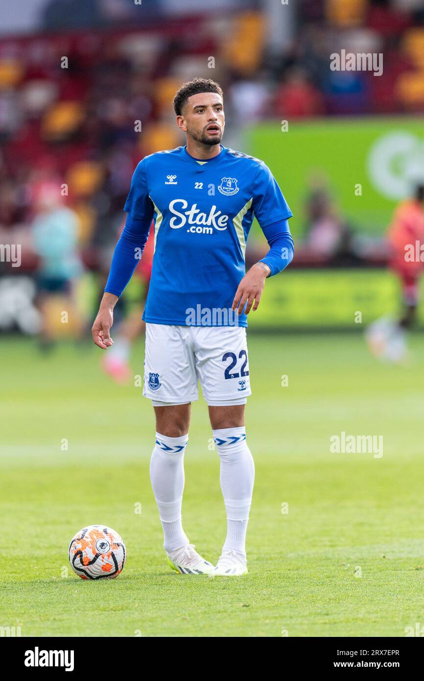 Londres, Angleterre, le 23 septembre 2023. Ben Godfrey, d'Everton, se réchauffe avant le match de Premier League entre Brentford et Everton au Gtech Community Stadium, Londres, Angleterre, le 23 septembre 2023. Photo de Grant Winter. Usage éditorial uniquement, licence requise pour un usage commercial. Aucune utilisation dans les Paris, les jeux ou les publications d'un seul club/ligue/joueur. Crédit : UK Sports pics Ltd/Alamy Live News Banque D'Images