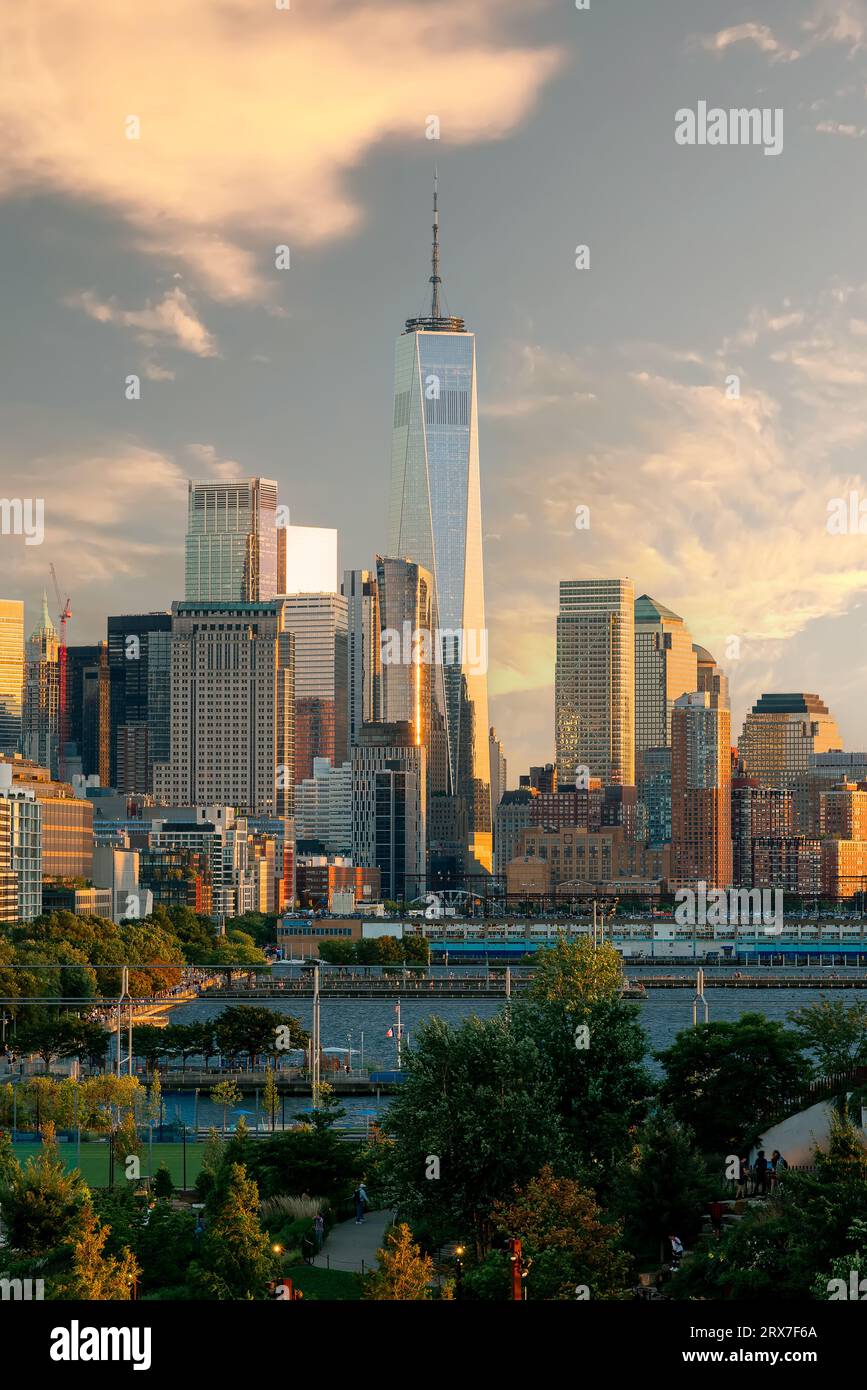 Vue de Little Island est sur Hudson River Park, Pier 55 à Manhattan. Il y a un grand espace piublic ce qui est visitable gratuitement. Ciel emblématique de Manhattan Banque D'Images