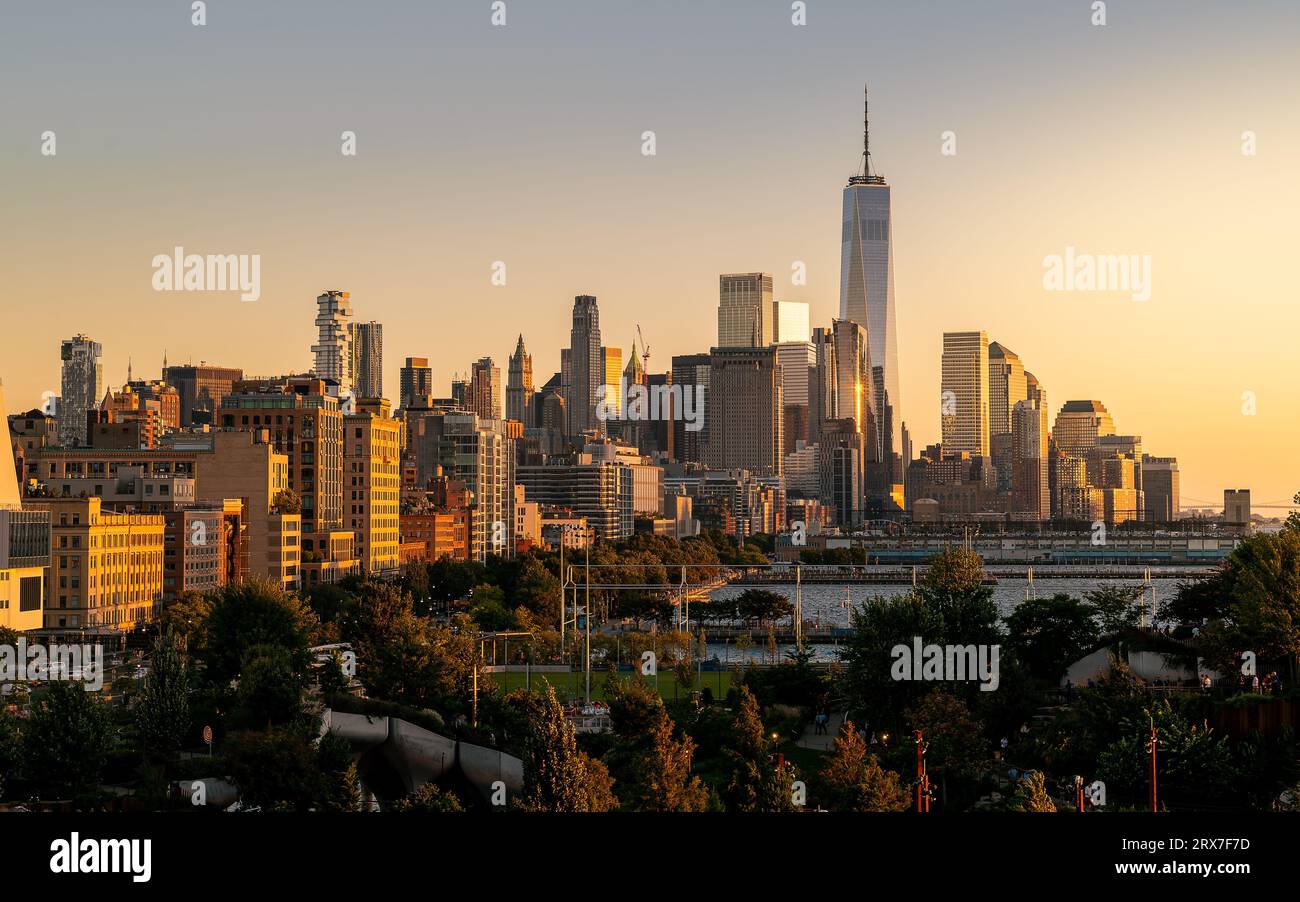 Vue de Little Island est sur Hudson River Park, Pier 55 à Manhattan. Il y a un grand espace piublic ce qui est visitable gratuitement. Ciel emblématique de Manhattan Banque D'Images