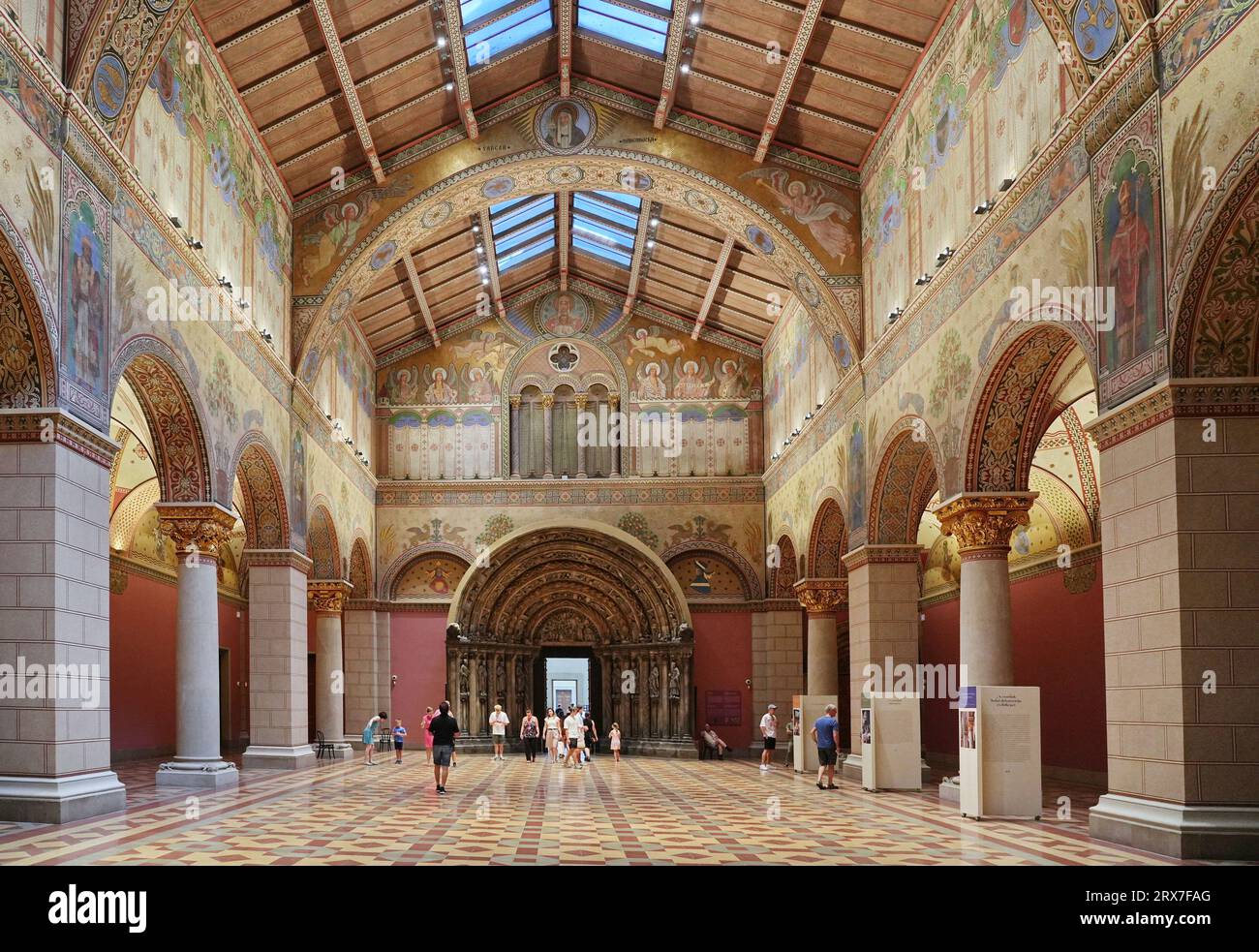 Budapest, Hongrie - 22 août 2023 : intérieur du Musée des Beaux-Arts, salle romane Banque D'Images