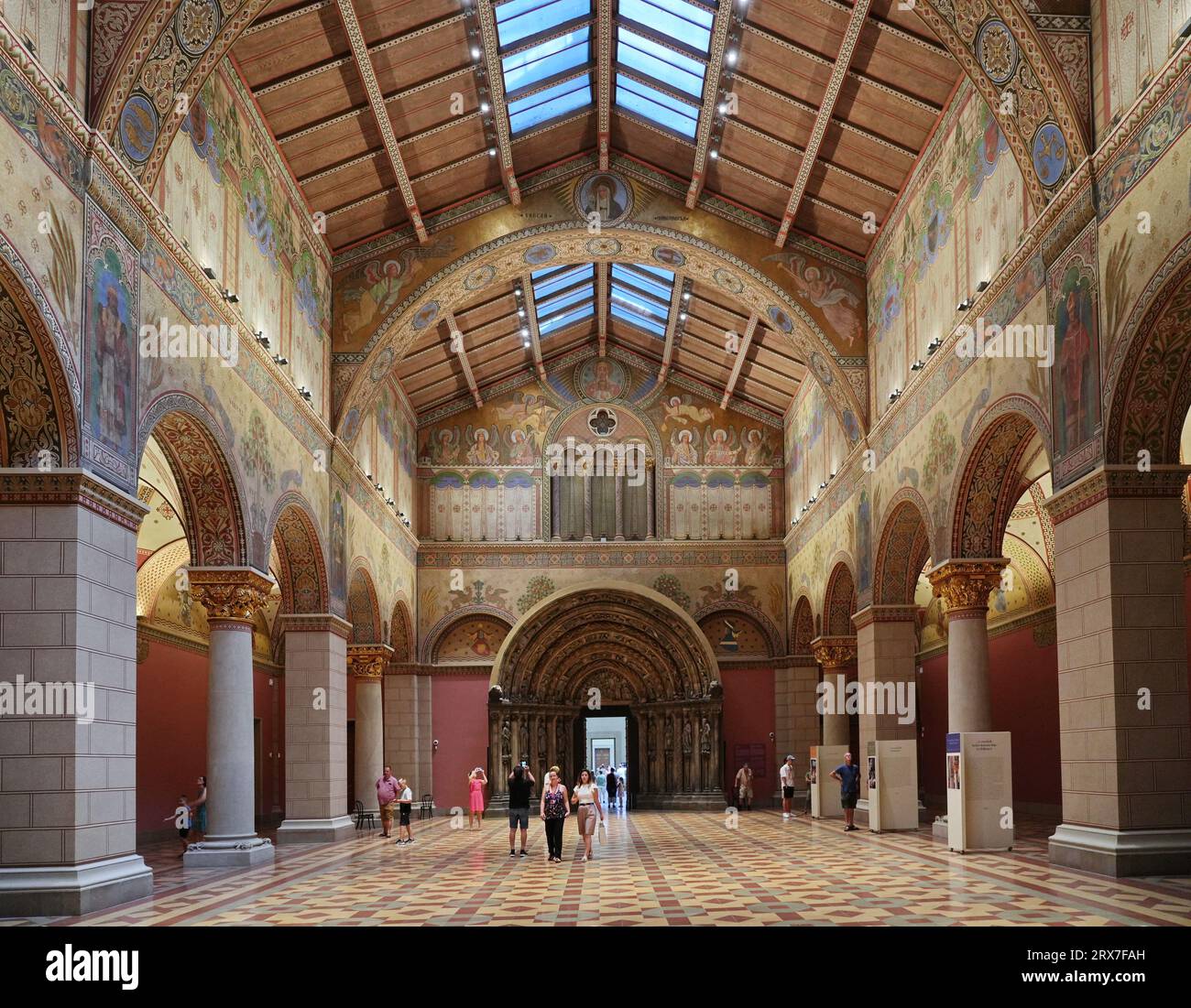 Budapest, Hongrie - 22 août 2023 : intérieur du Musée des Beaux-Arts, salle romane Banque D'Images