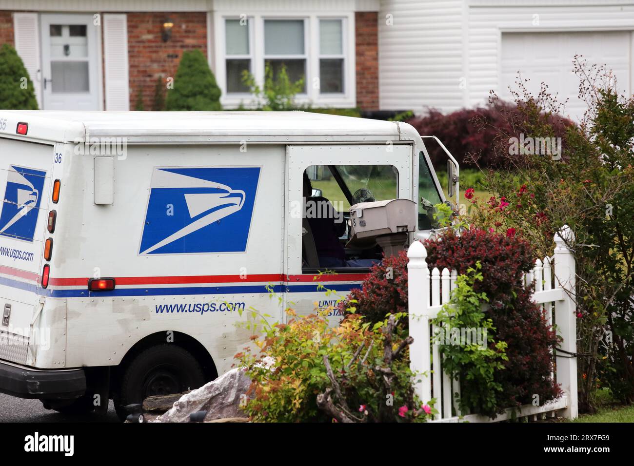 Camion postal livrant le courrier long Island, NY Banque D'Images