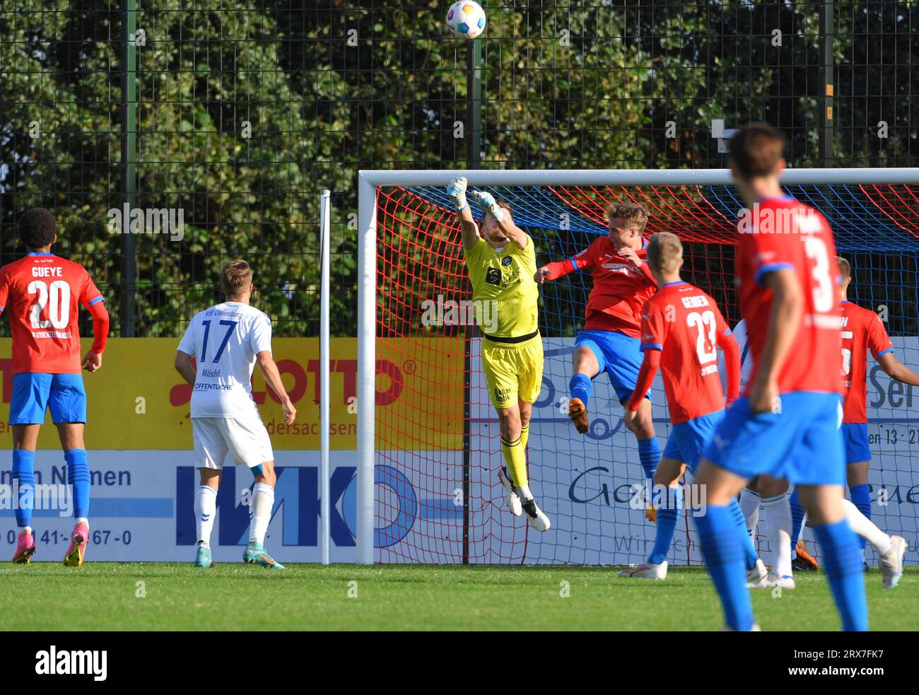 23.09.2023, Kehdinger Stadion, Drochtersen, GER, RLN, SV Drohtersen/Assel vs VfB Oldenburg, la réglementation DFL interdit toute utilisation de photographies comme séquences d'images et/ou quasi-vidéo, im Bild Johnny PEITZMEIER ( VfB Oldenburg #1 ) mit der Faust Foto © nordphoto GmbH/Rojahn Banque D'Images