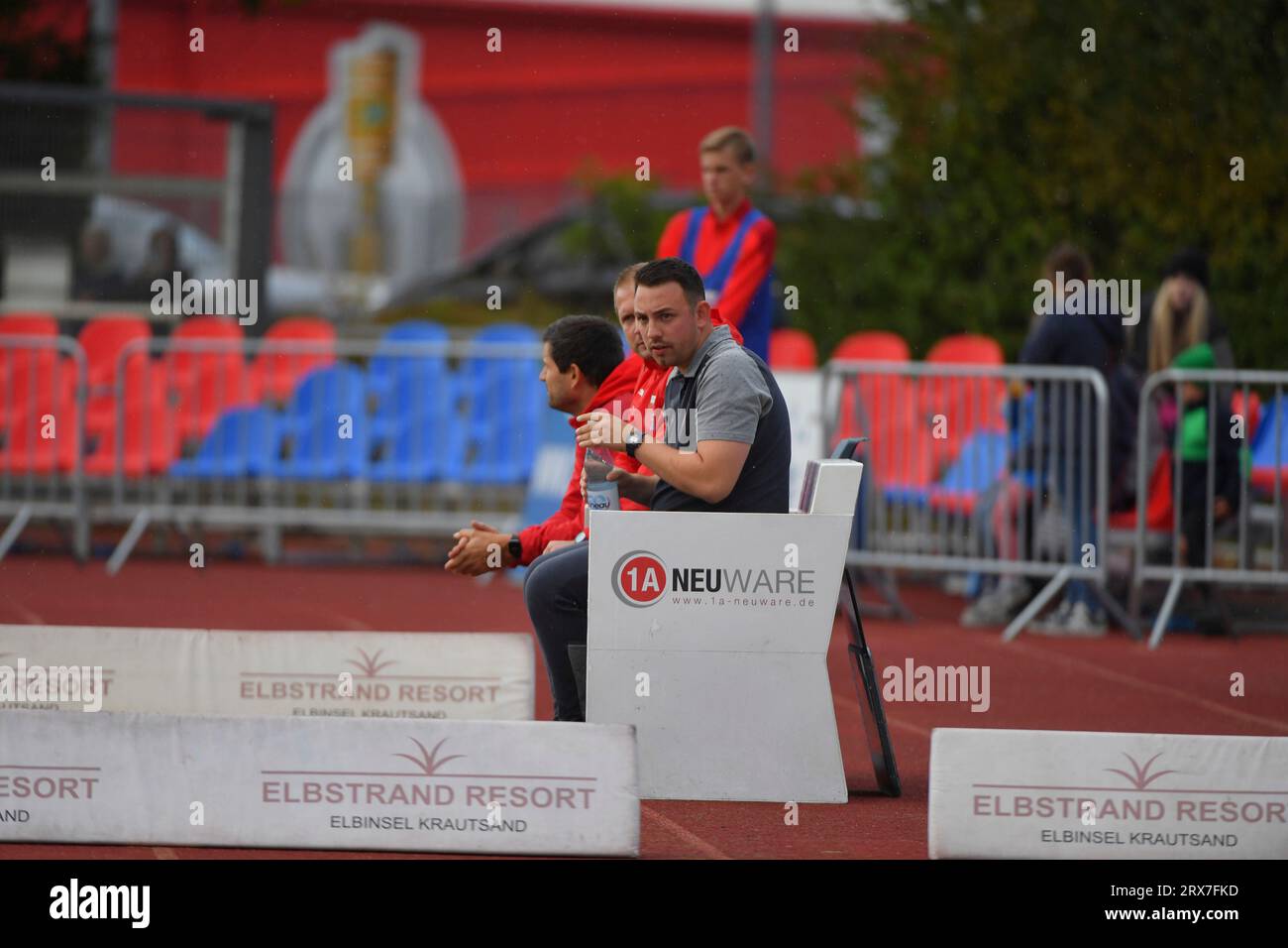 23.09.2023, Kehdinger Stadion, Drochtersen, GER, RLN, SV Drohtersen/Assel vs VfB Oldenburg, la réglementation DFL interdit toute utilisation de photographies comme séquences d'images et/ou quasi-vidéo, im Bild die Bank mit Frithjof HANSEN ( SV Drochtersen/Assel #Trainer ) Foto © nordphoto GmbH/Rojahn Banque D'Images