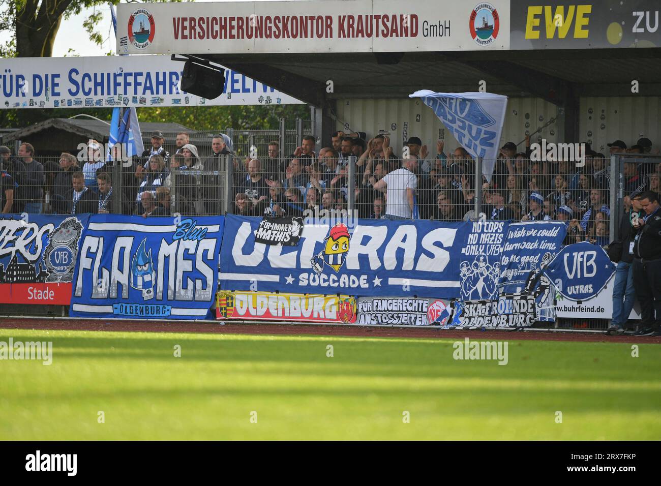 23.09.2023, Kehdinger Stadion, Drochtersen, GER, RLN, SV Drohtersen/Assel vs VfB Oldenburg, la réglementation DFL interdit toute utilisation de photographies comme séquences d'images et/ou quasi-vidéo, im Bild #vfboldenburg #fans Foto © nordphoto GmbH/Rojahn Banque D'Images