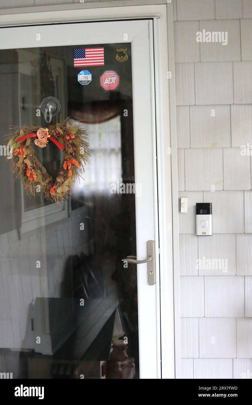 Sonnez la sonnette vidéo à la porte d'entrée de la maison de banlieue, long Island, NY Banque D'Images