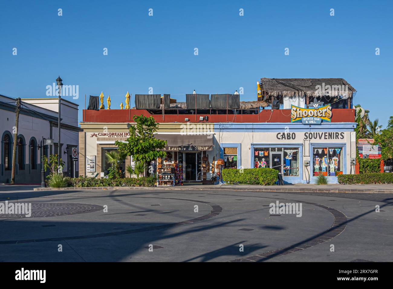 San Jose del Cabo Centro, Mexique - 16 juillet 2023 : façades commerciales sur Blvd. Antonio Mijares près de la place centrale sous le ciel bleu. Immobilier, bar, cuir Banque D'Images