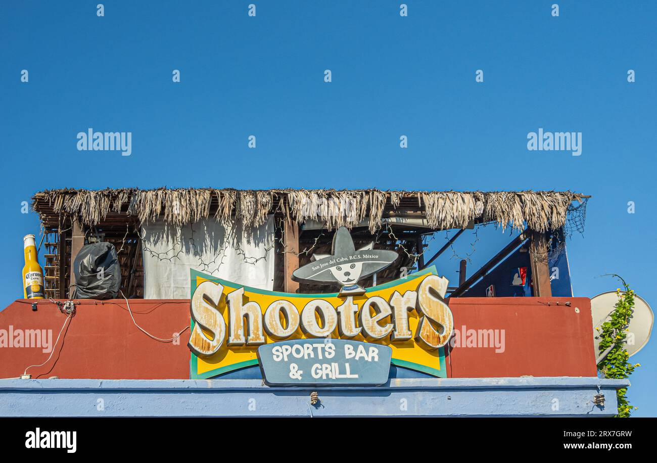 San Jose del Cabo Centro, Mexique - 16 juillet 2023 : façade colorée de shooters bar sportif et grill sous le ciel bleu Banque D'Images