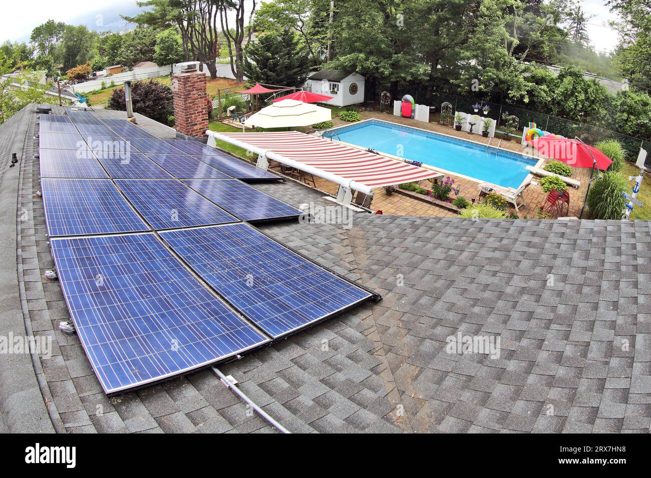 Panneaux solaires sur le toit sur la maison résidentielle de banlieue long Island NY Banque D'Images