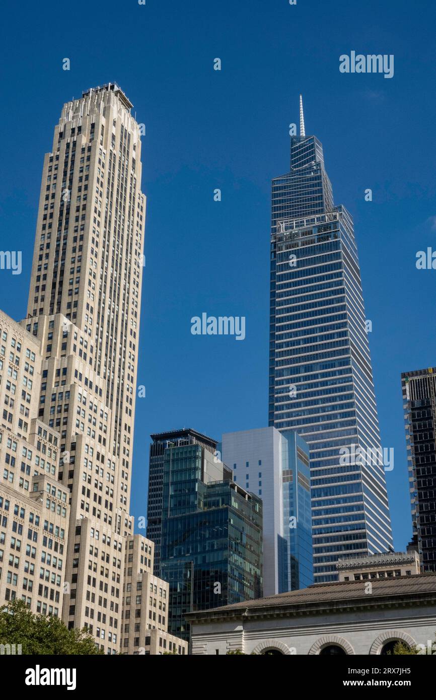 Immeubles de bureaux sur la 42nd Street vus de Bryant Park, 2023, New York City, USA Banque D'Images