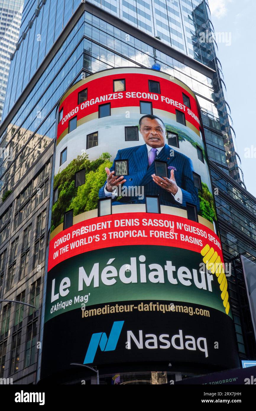 Vue ascendante du panneau d'affichage électronique du NASDAQ à Times Square, 2023, New York, États-Unis Banque D'Images Vue ascendante du panneau d'affichage électronique du NASDAQ à Times Square, 2023, New York, États-Unis Banque D'Images