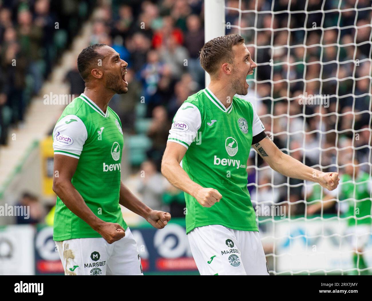 Edimbourg, Royaume-Uni. 23 septembre 2023. Scottish Premiership - Hibernian FC - St Johnstone FC. L'attaquant Dylan Vente, et le défenseur Jordan Obita, célèbrent après les scores de Vente à la 69e minute pour mettre l'équipe à domicile 2-0 en tête alors que Hibernian affronte St Johnstone en Premiership écossais au Easter Road Stadium, Édimbourg, Royaume-Uni crédit : Ian Jacobs/Alamy Live News HibsÕ Banque D'Images