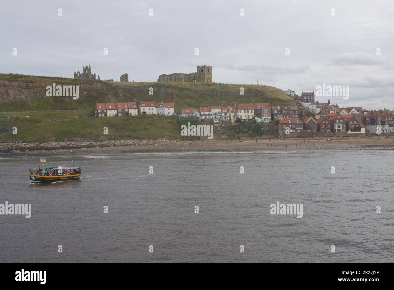 Whitby, Angleterre, 9, août, 2023.The Picture montre, Une vue de la falaise ouest à travers le port vers Tate Hill Sands avec une rangée de chalets Banque D'Images