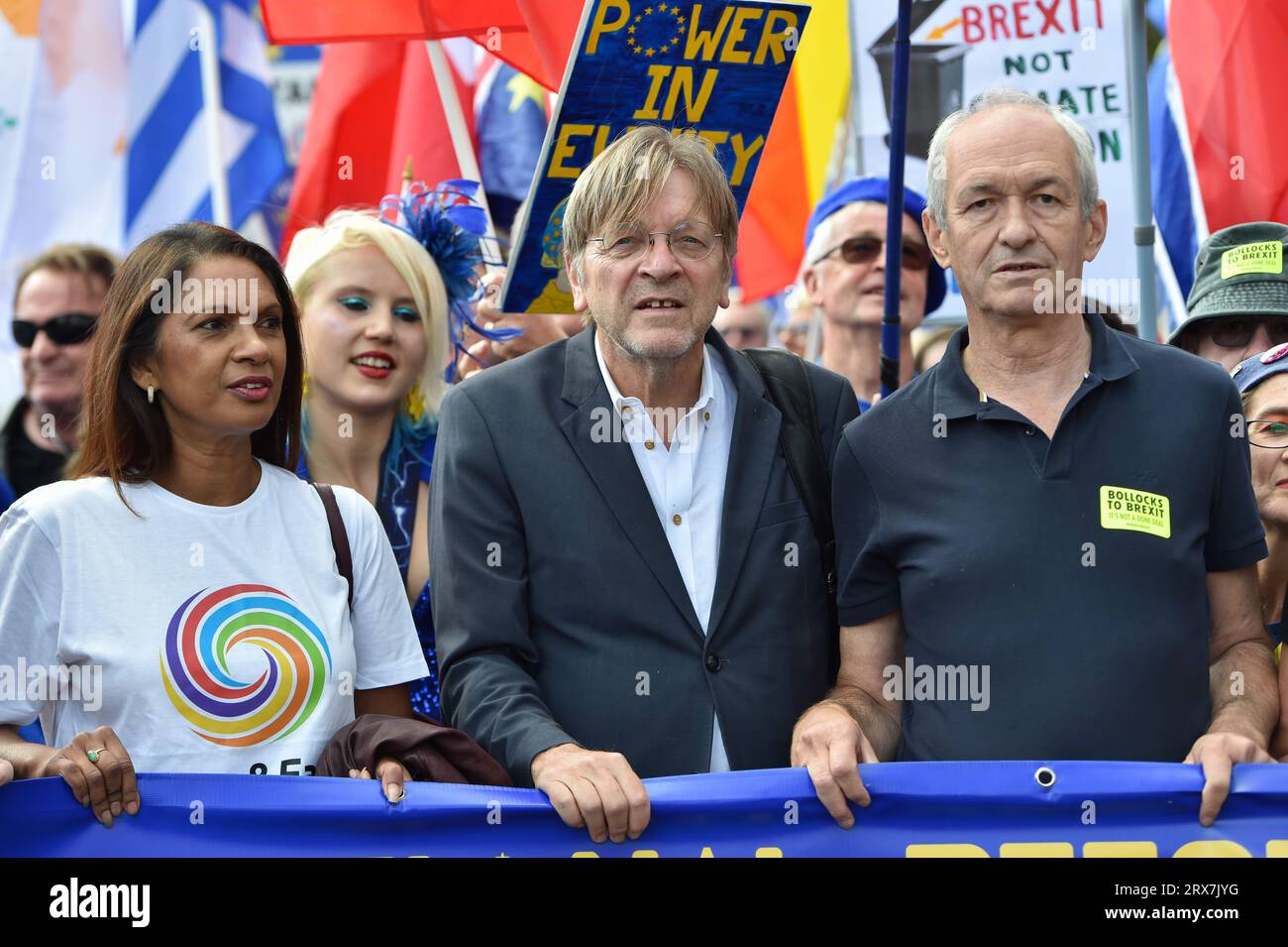 Londres, Angleterre, Royaume-Uni. 23 septembre 2023. L'ancien Premier ministre belge GUY VERHOFSTADT (au centre) et la militante de haut niveau GINA MILLER (à gauche) ont mené la marche à travers le centre de Londres. Les militants anti-Brexit ont défilé dans le centre de Londres pour appeler le Royaume-Uni à rejoindre l'Union européenne. (Image de crédit : © Thomas Krych/ZUMA Press Wire) USAGE ÉDITORIAL SEULEMENT! Non destiné à UN USAGE commercial ! Crédit : ZUMA Press, Inc./Alamy Live News Banque D'Images