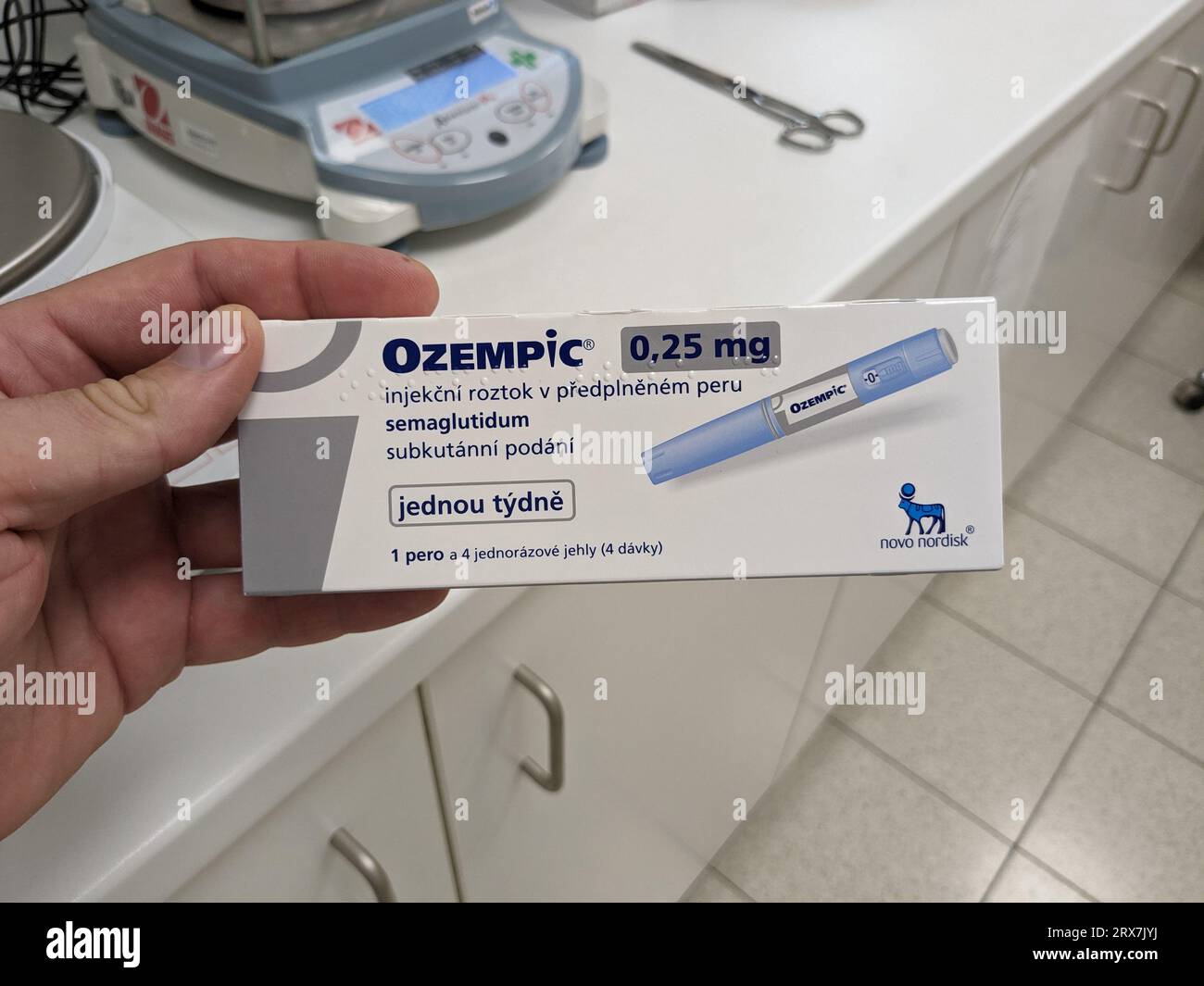 Prague, république tchèque- juin 22 2023 : boîte de médicaments ozempiques. Traitement du diabète en Europe.paquet de semaglutide.parfois abusé pour perdre du poids Banque D'Images